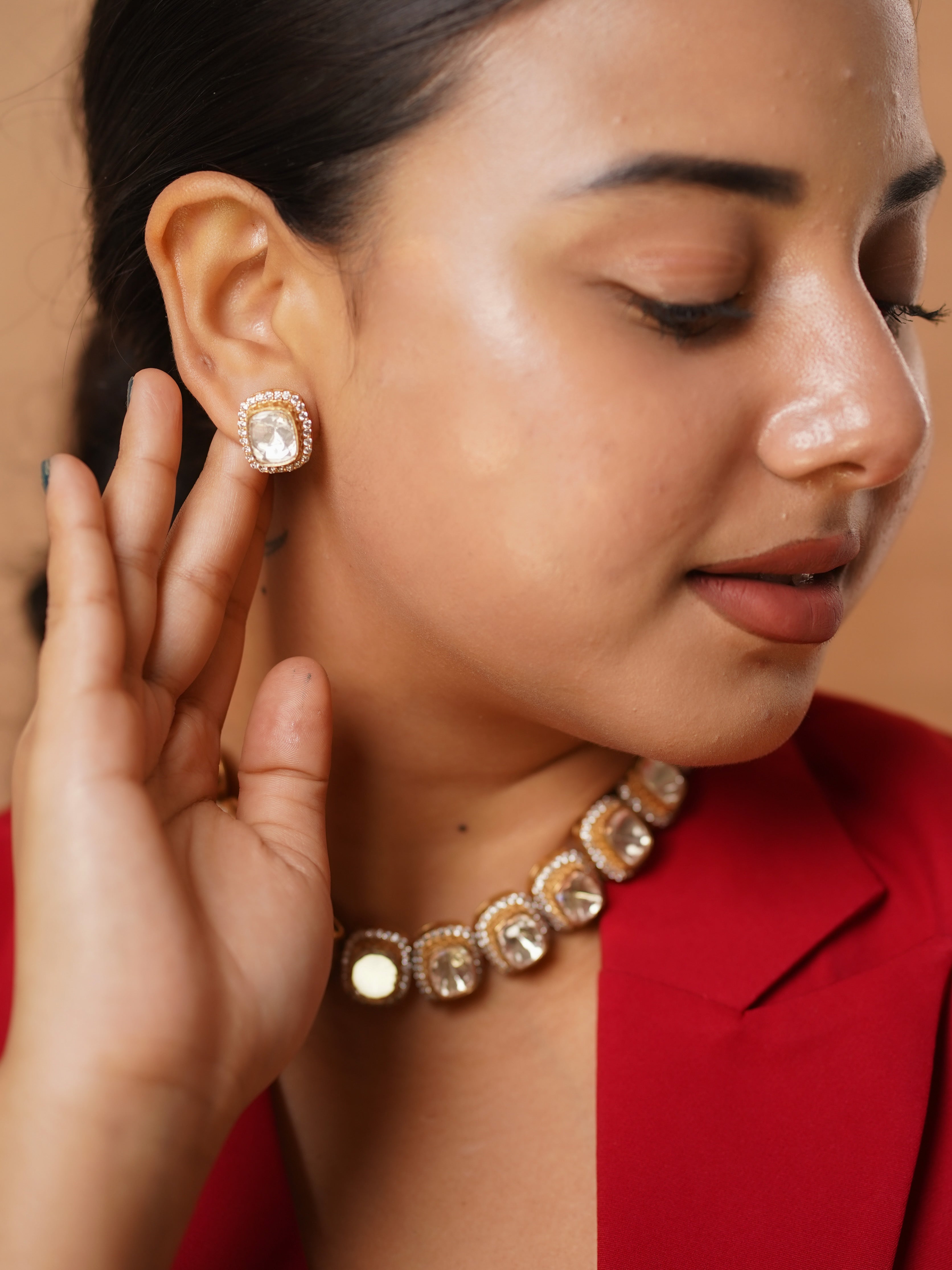 Side angle of polki choker showing uncut stones and pavé crystal setting